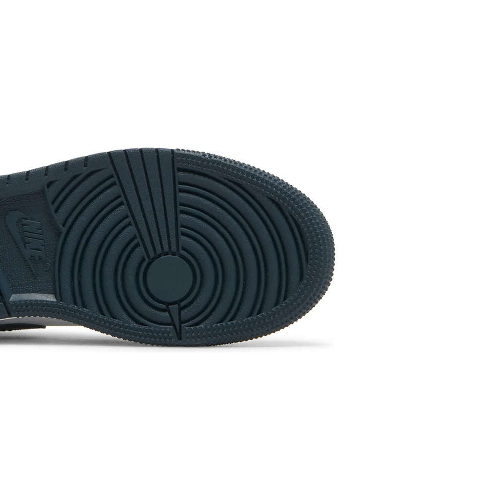 Air-Jordan-1-Mid-‘Armory-Navy’-GS-sole-close-up