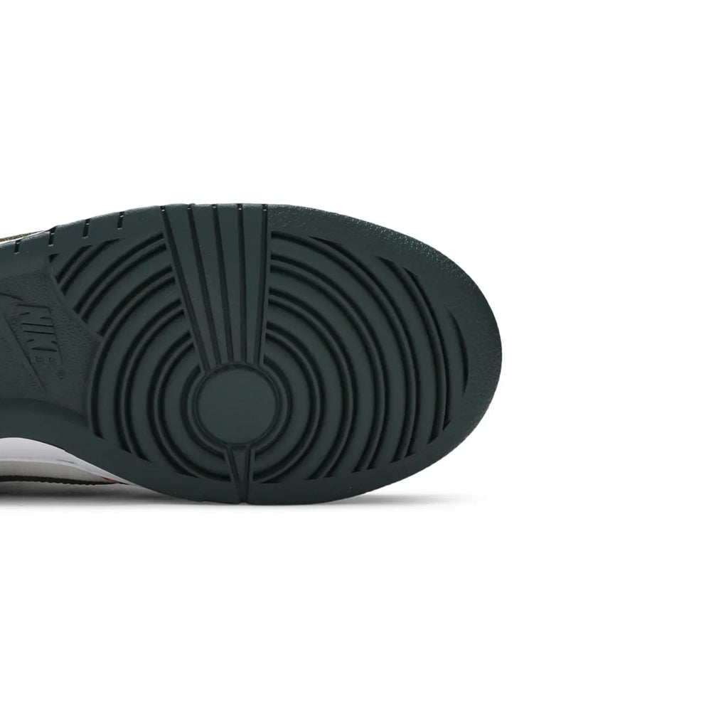 Nike-Dunk-Low-SE-‘Sail-Multi-Camo’-sole-close-u