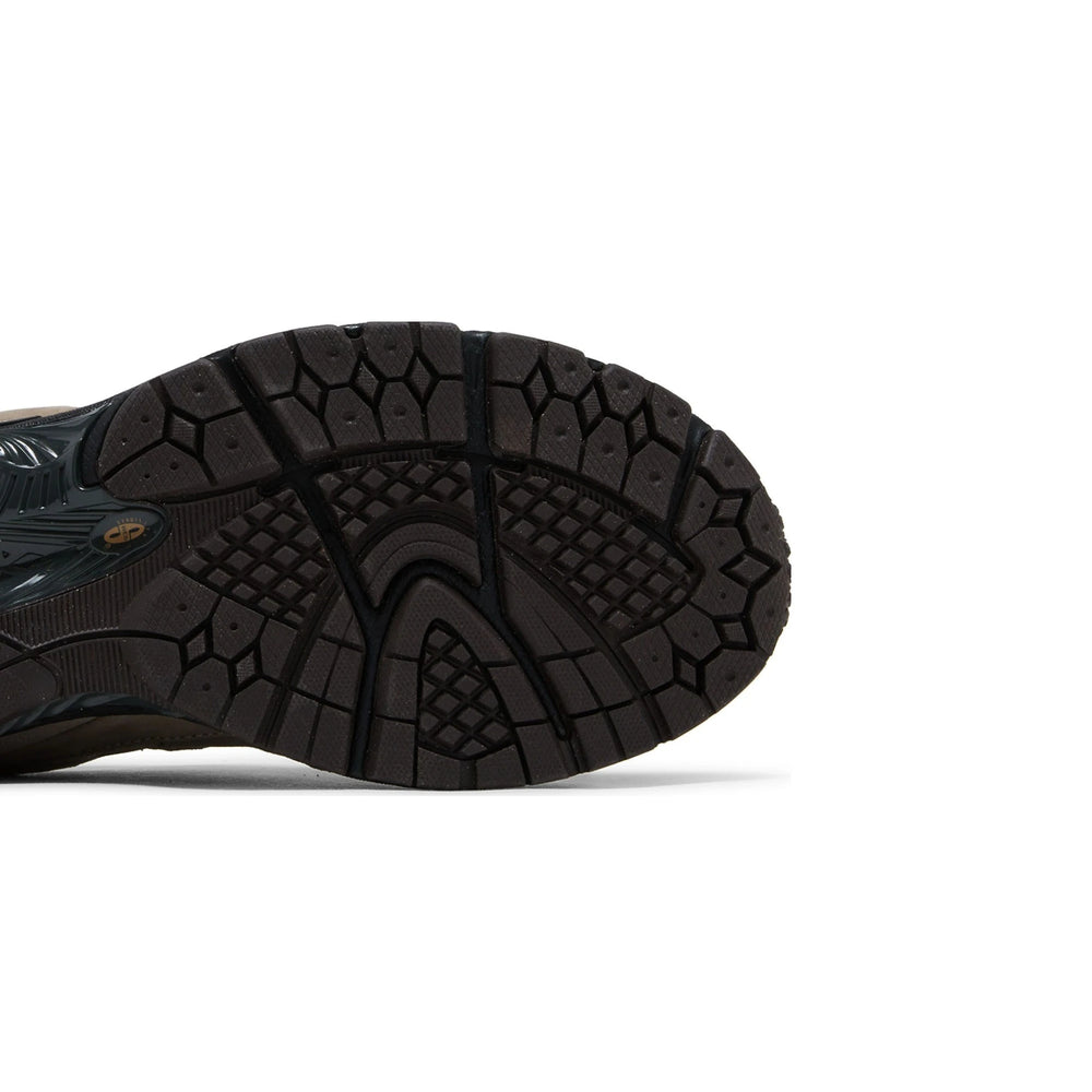 new_balance_2002r_driftwood_black_2023_8